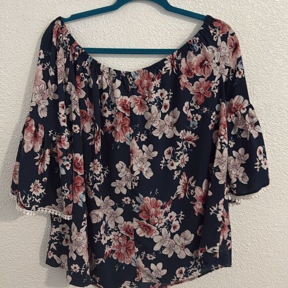 Cure- Navy floral off-the-shoulder blouse with cell sleeves- Size 1X - Picture 6 of 6